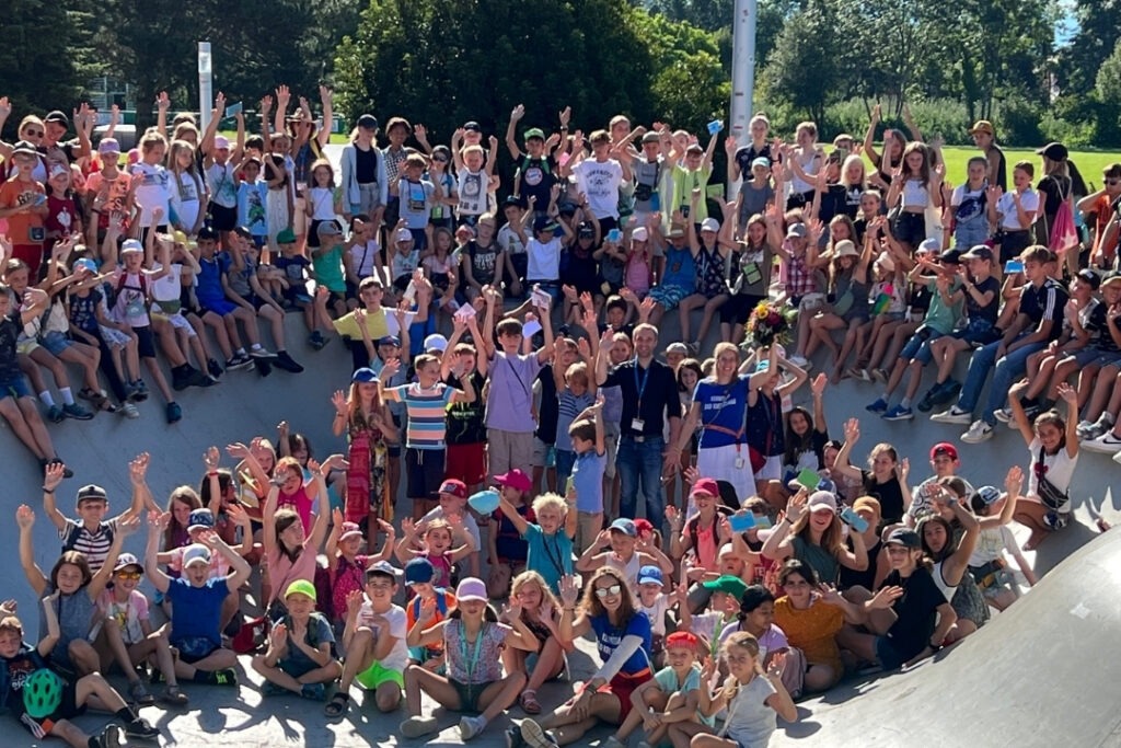Viele Spielkinder und Helfer der Spielstadt Bad Kresselnau versammeln sich gemeinsam zu einem großen Gruppenfoto.