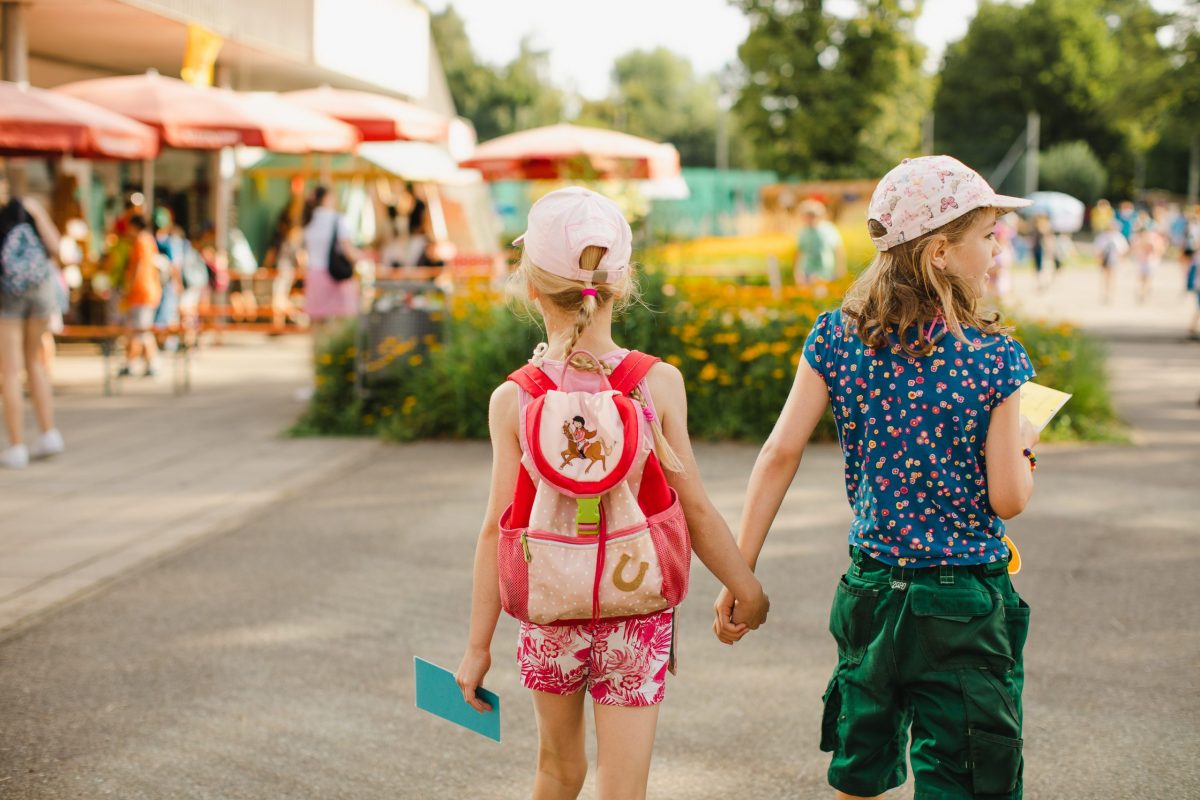 Spielkinder erkunden gemeinsam das Gelände der Spielstadt Bad Kresselnau.