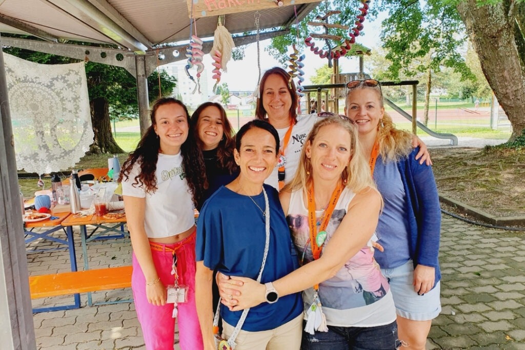 Helferinnen der Spielstadt Bad Kresselnau posieren gemeinsam für ein Gruppenfoto.