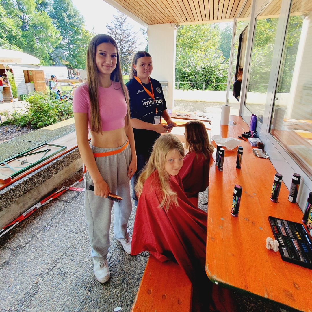 Spielkinder werden im Beautysalon der Spielstadt Bad Kresselnau frisiert und geschminkt.