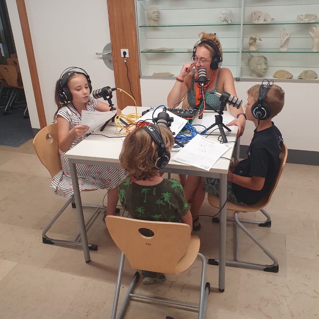 Spielkinder nehmen gemeinsam einen Podcast in der Arbeitsstelle Kresselblättel der Spielstadt Bad Kresselnau auf.