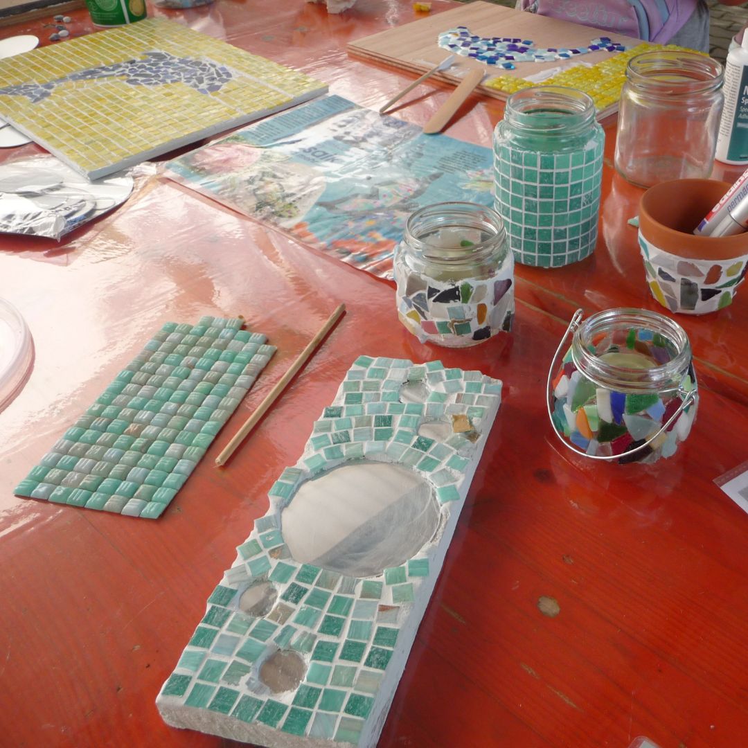 Selbst gestaltete Mosaikarbeiten aus der Arbeitsstelle Mosaik der Spielstadt Bad Kresselnau.