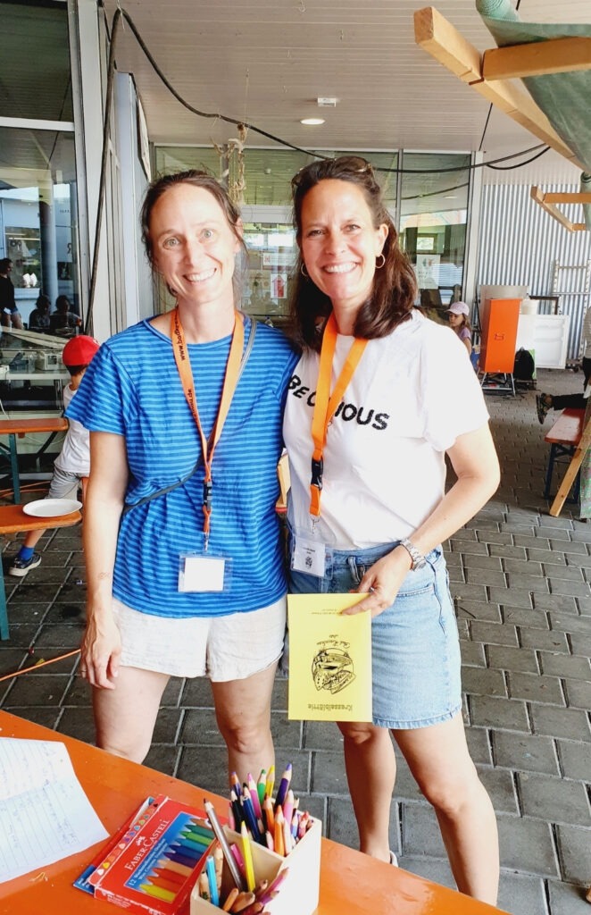 Zwei Helferinnen der Spielstadt Bad Kresselnau stehen im Organisationsbereich des Geländes.