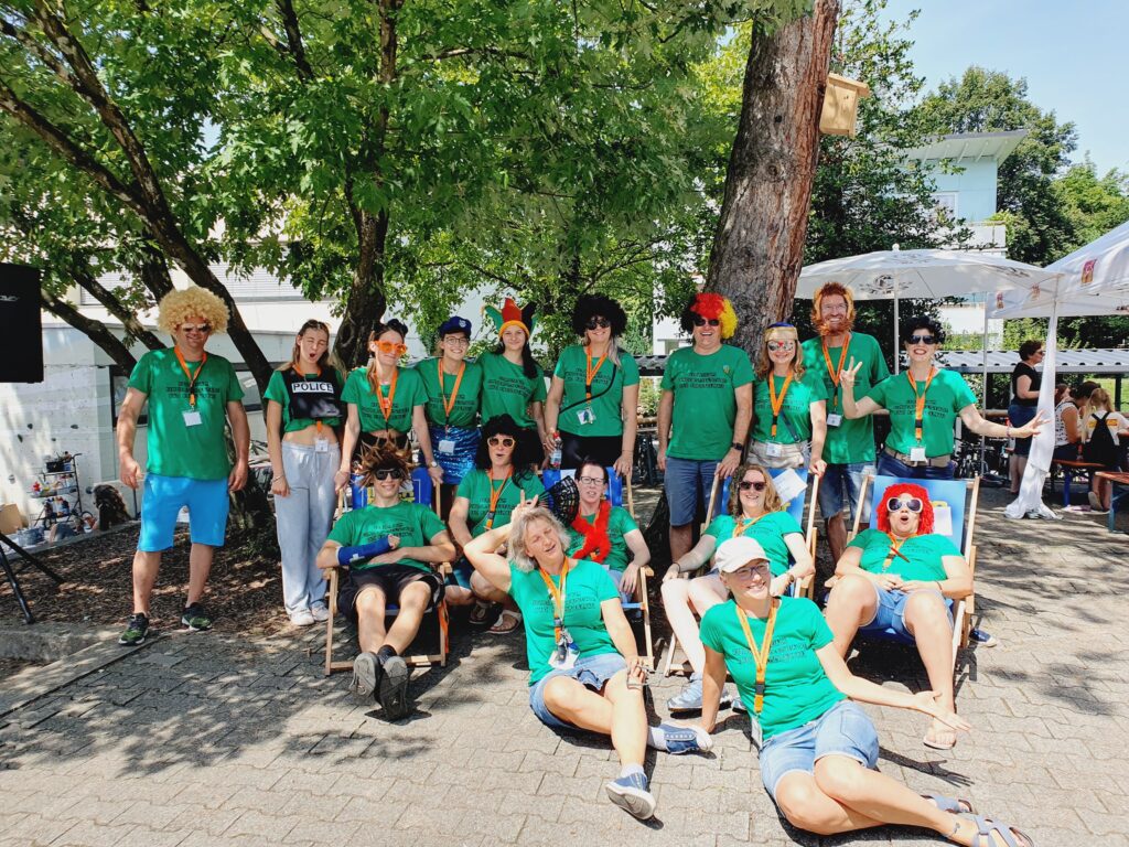 Das Kernteam der Spielstadt Bad Kresselnau posiert gemeinsam für ein Gruppenfoto.