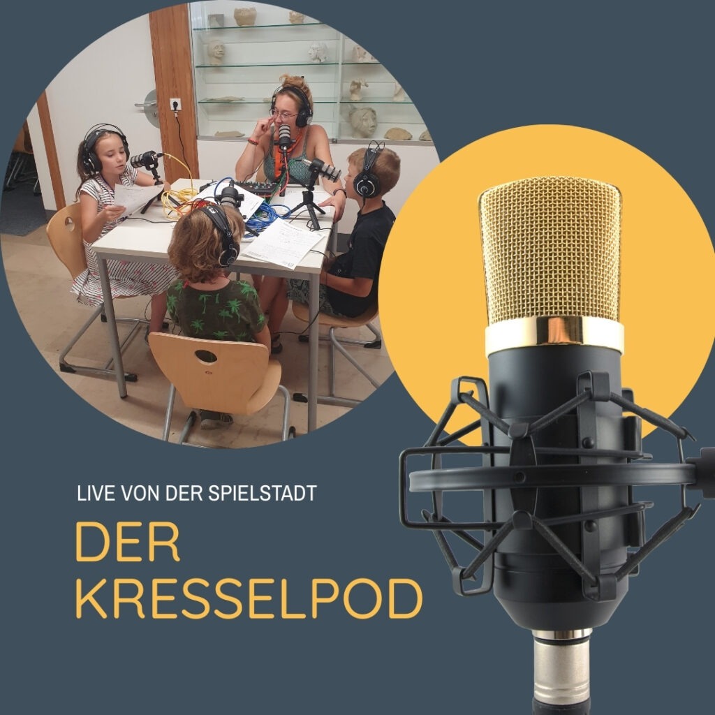 Spielkinder nehmen gemeinsam mit einer Betreuerin einen Podcast in der Spielstadt Bad Kresselnau auf.